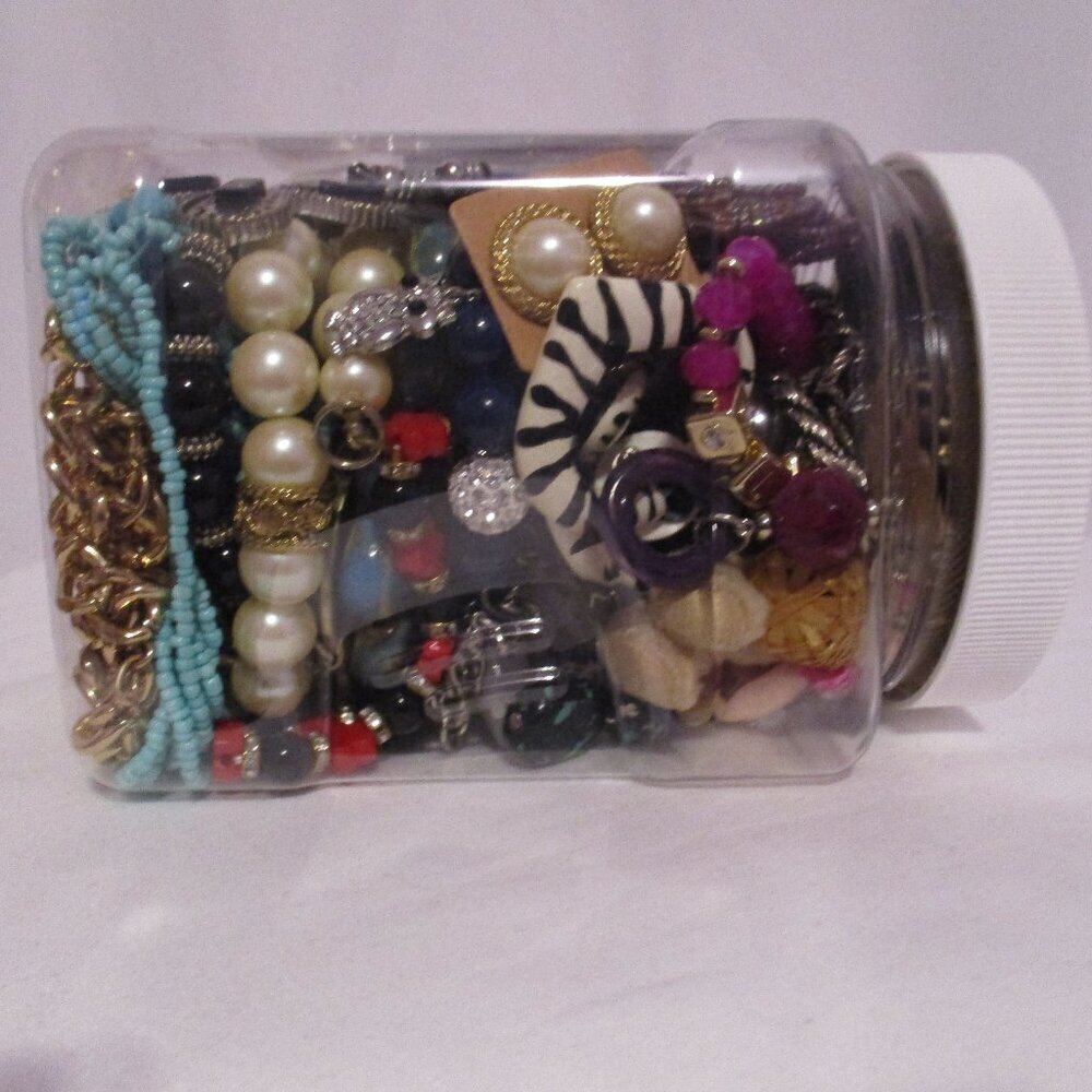 Mystery Jewelry Jar 2.10 LB Lot Necklaces Bracelets Brooches Pendants Chains - Picture 8 of 12